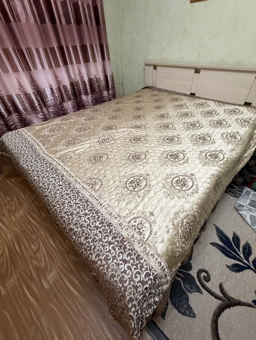 Кровать двухспальная с матрасом