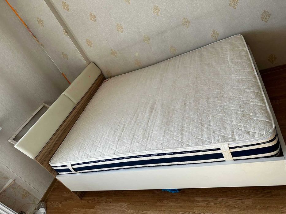 кровать двухспальная с матрасом