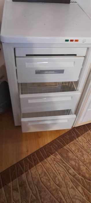 Продавам фризер Zanussi с чекмеджета