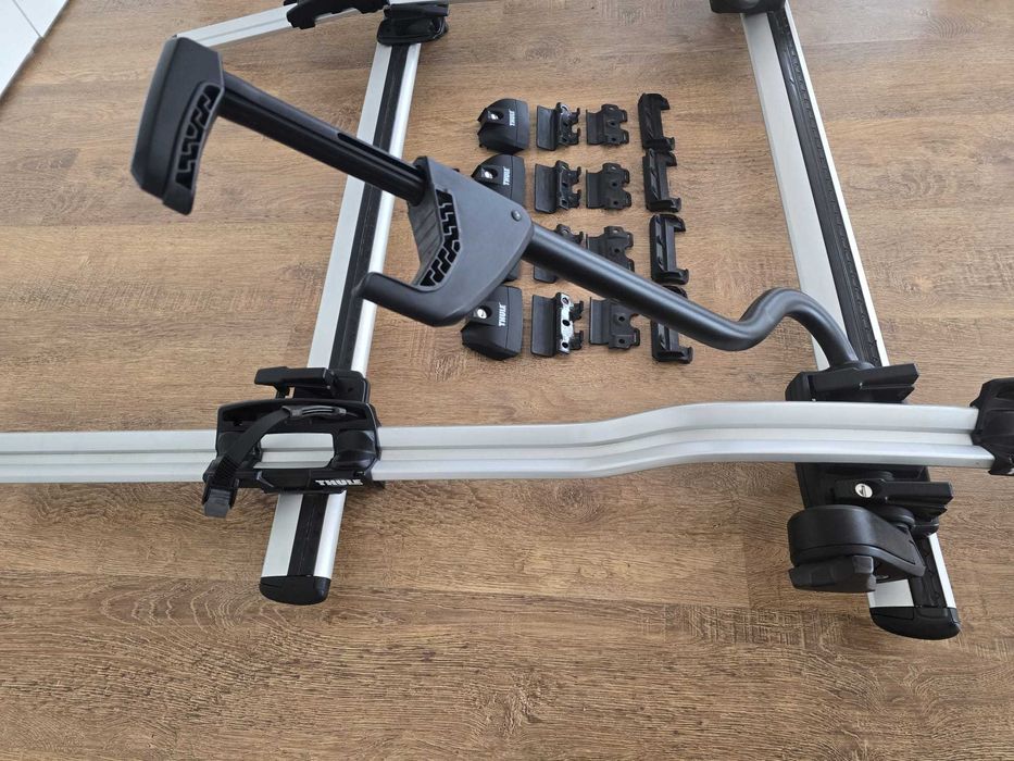 Vând două suporturi THULE pentru bicicletă împreună cu două bare transversale THULE de fixare pe automobil