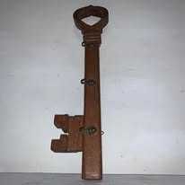 Cuier sub forma de cheie din lemn