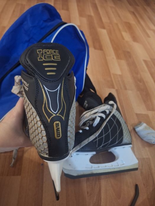 Продам хокейные коньки