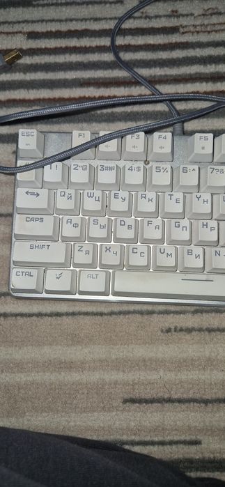 Продам клавиатуру бладе про белую