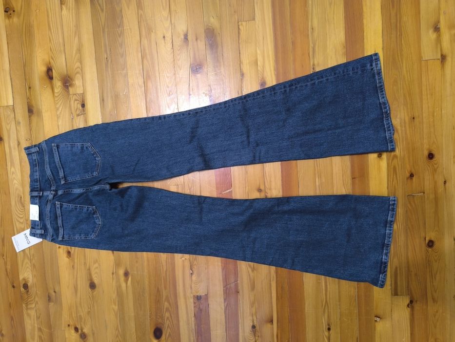 Джинсы от MANGO умеренный клёш женские