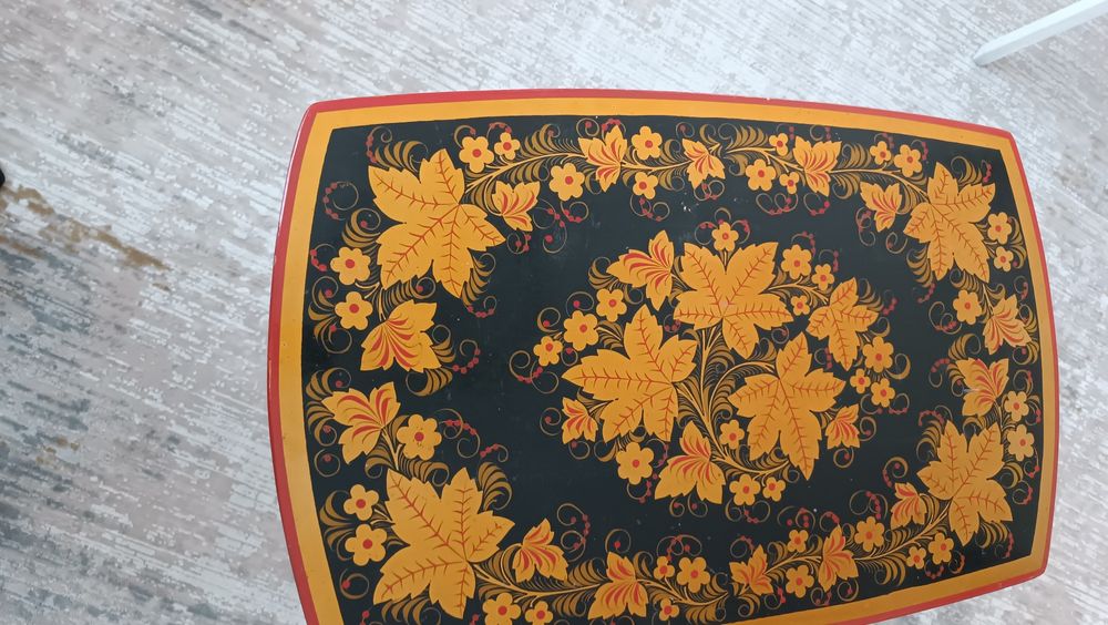 Продам столик  гжель