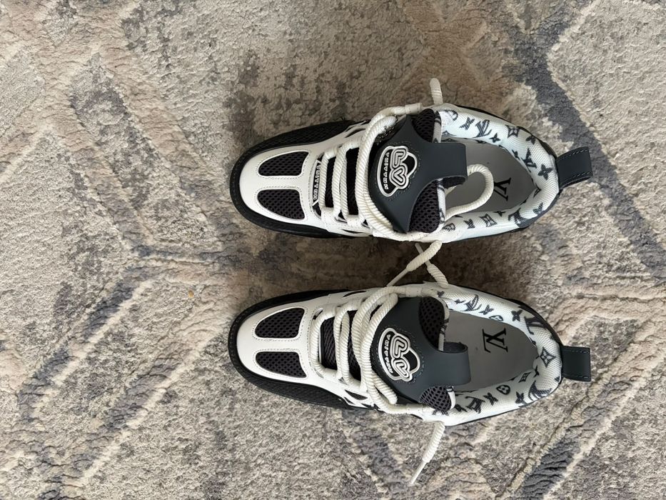 Lv skates.