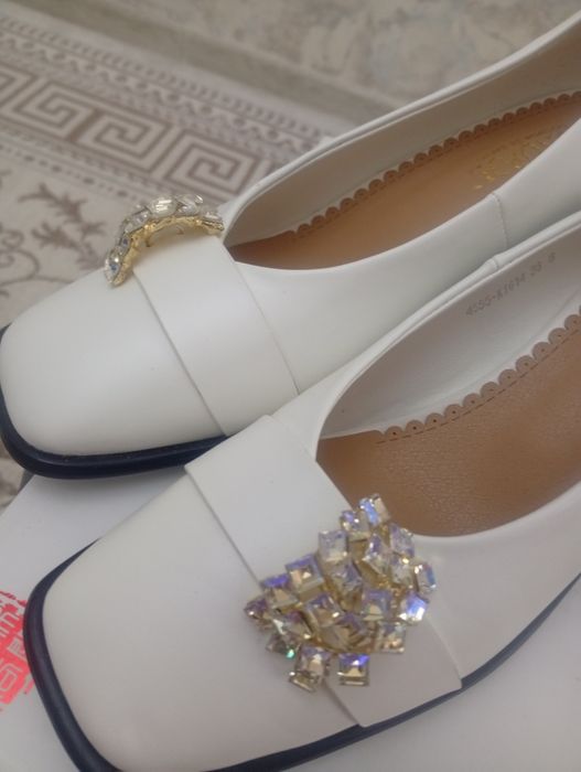 Продам белые туфли