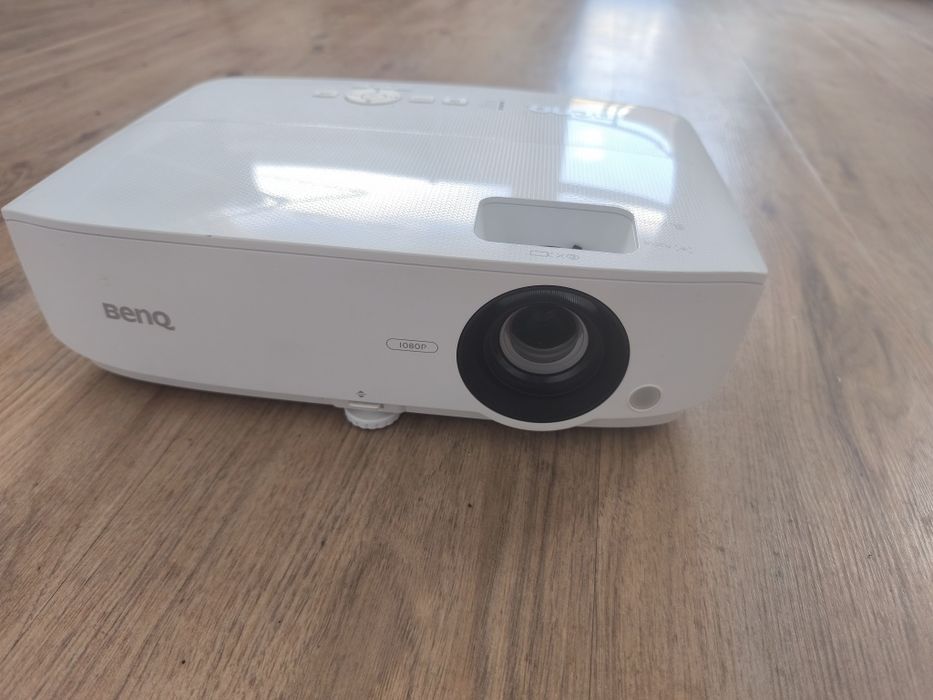 BenQ проектор – 3300 ANSI лумена, 2×HDMI