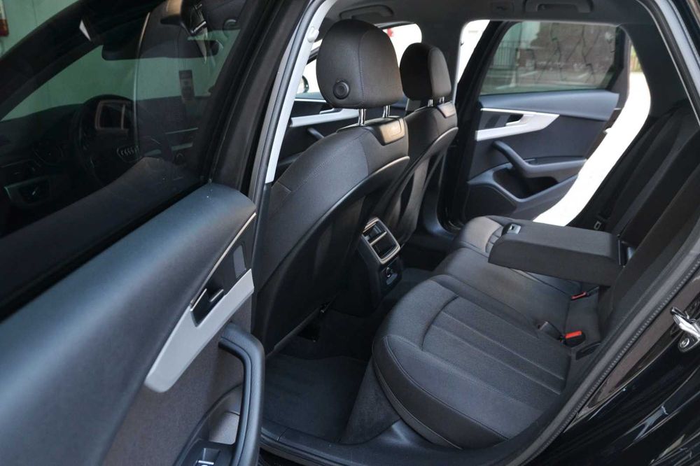 Audi A4 FACELIFT 06/2019 / 181000KM / AUTOMAT / Bi_xenon