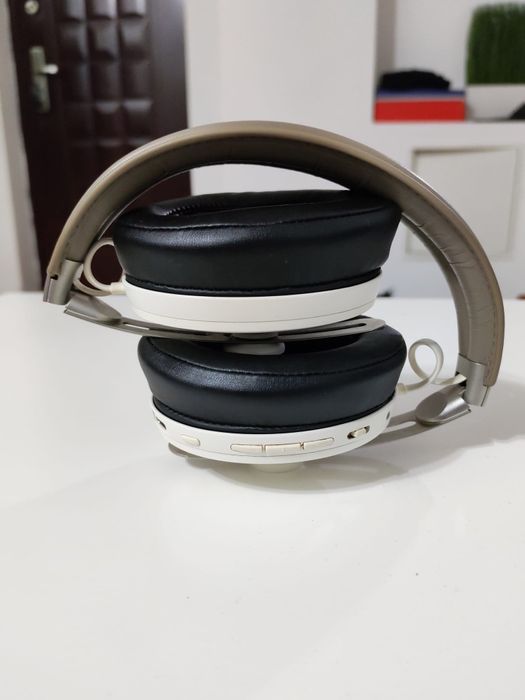 Sennheiser Momentum 3 (ca noi) impecabile.