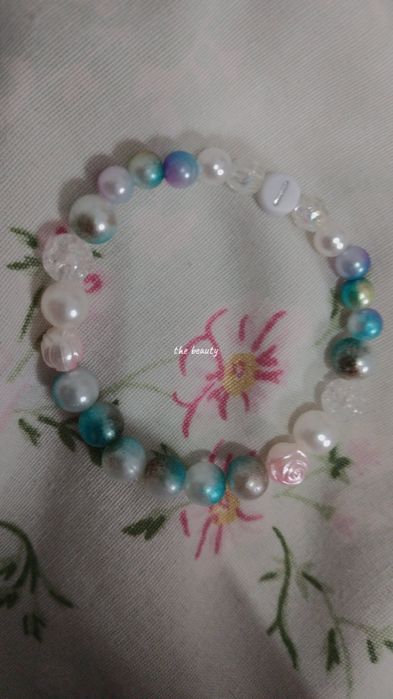 Vând brățări ,coliere ,breloguri