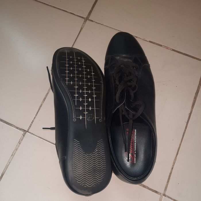 Продавам кожени маратонки (обувки) калцуни и ръкавици за зимен риболов