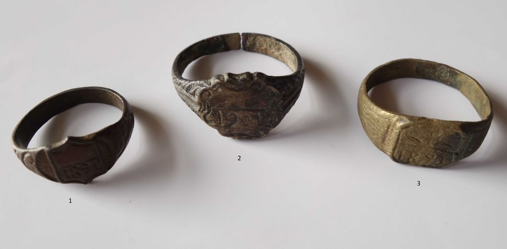 Три стари мъжки пръстени