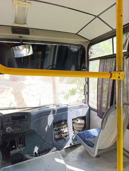 Автобус продаёт без рамы.