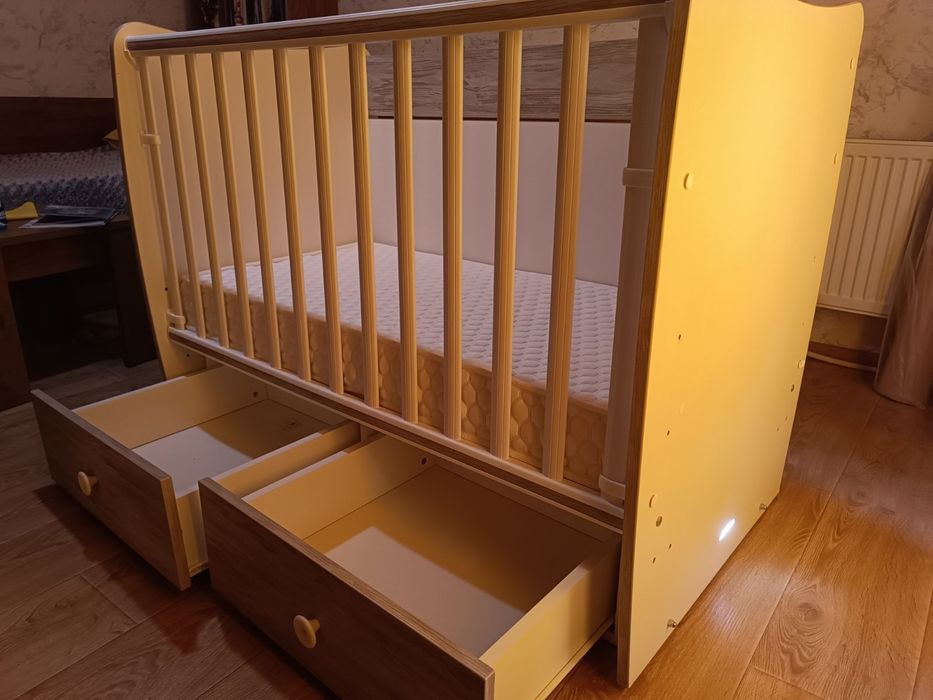 Продавам: Детско легло 120/60см с люлеещ механизъм.