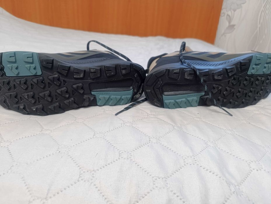 Почти нови   зимни  мъжки боти Adidas terrex