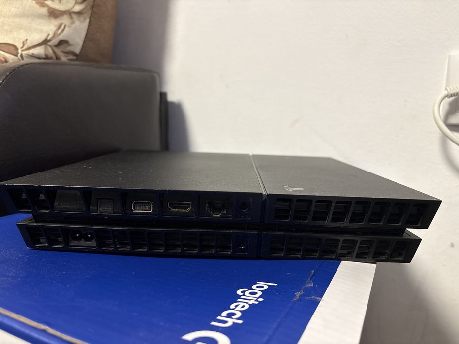 PlayStation 4 FAT + Controller + 5 Jocuri