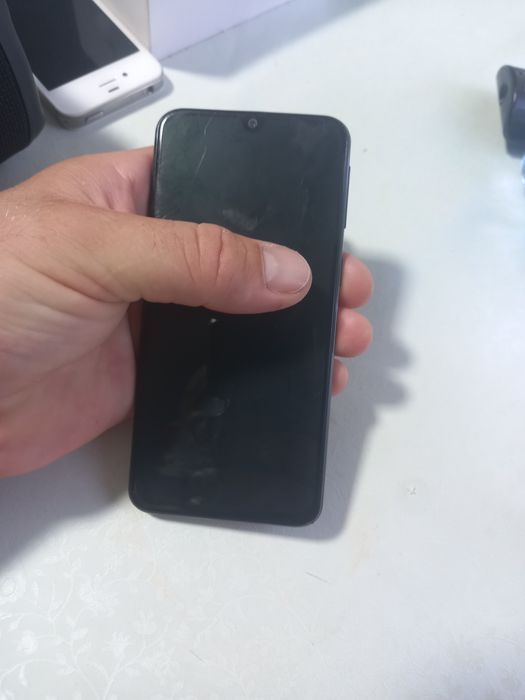 Samsung A40 folosit dar în regula.nu are spărturi sau zgarieturi.200 lei