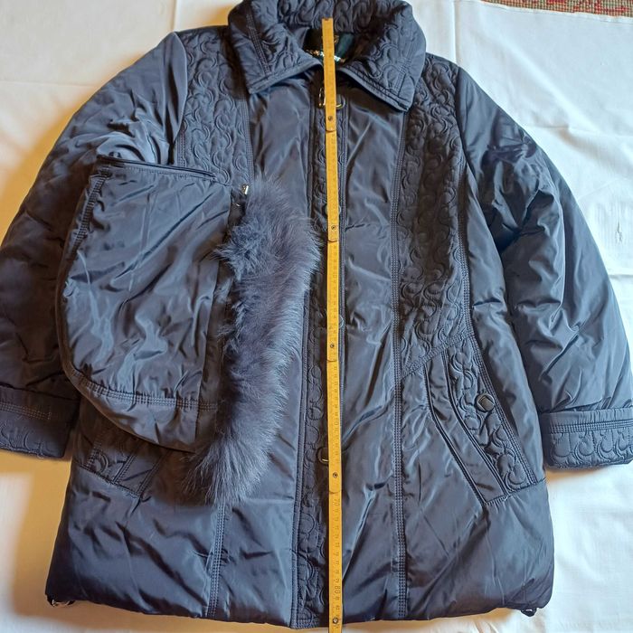 Зимно дамско яке тъмно лилав цвят с подвижна гугла.