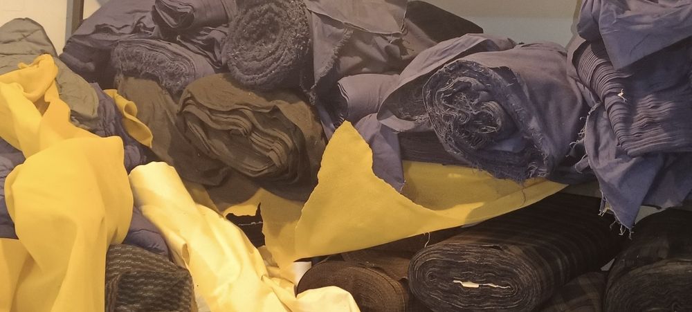 Ткани,фурнитура,готовые брюки,жен.юбки,телогрейки .