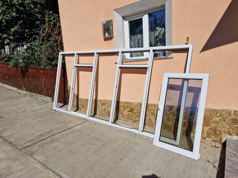 Vând termopane cu strat  dublu de sticlă+ ușă de lemn