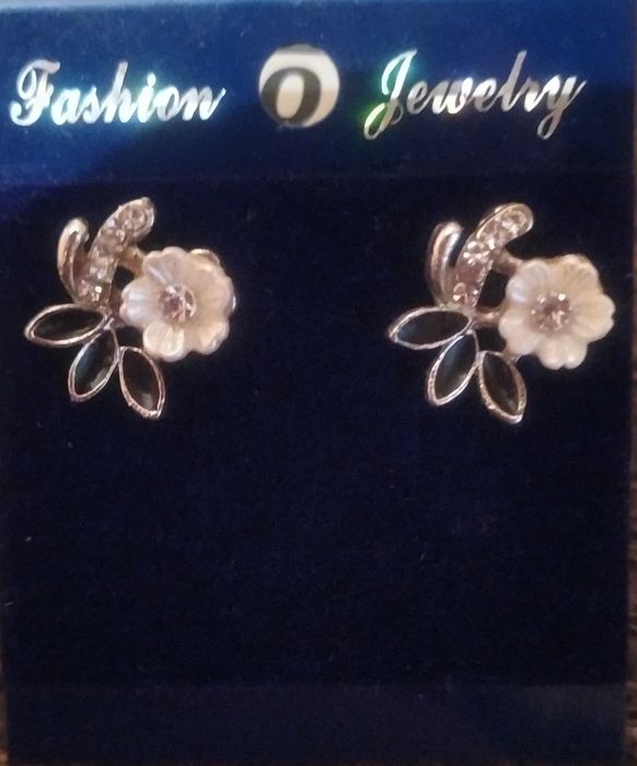 Сережки цветок с камешками