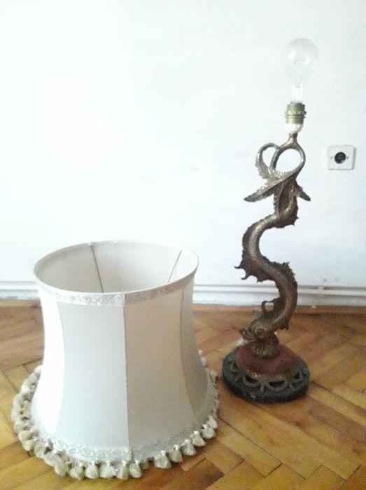 Veioza din bronz asezata pe un blat de marmura cu tenta asiatica