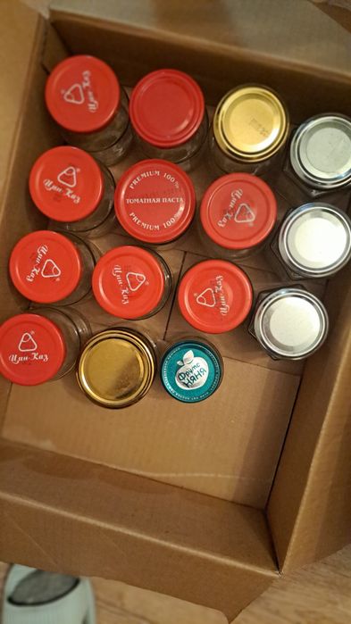 Банки стеклянные с крышками.