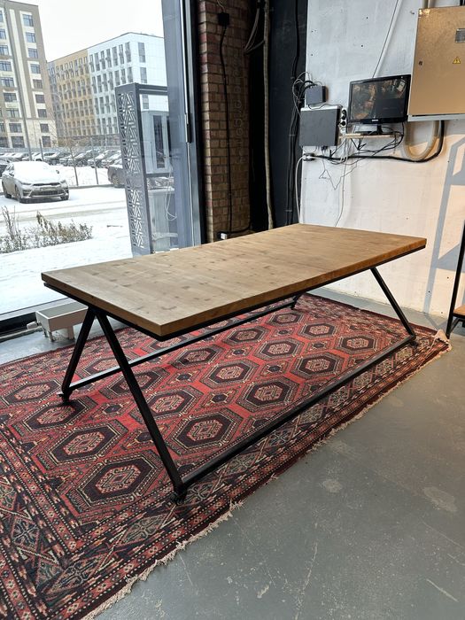 Продается стол дерево на колесиках