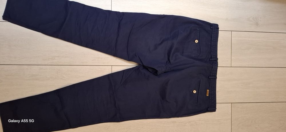 Vând pantaloni Massimo Dutti