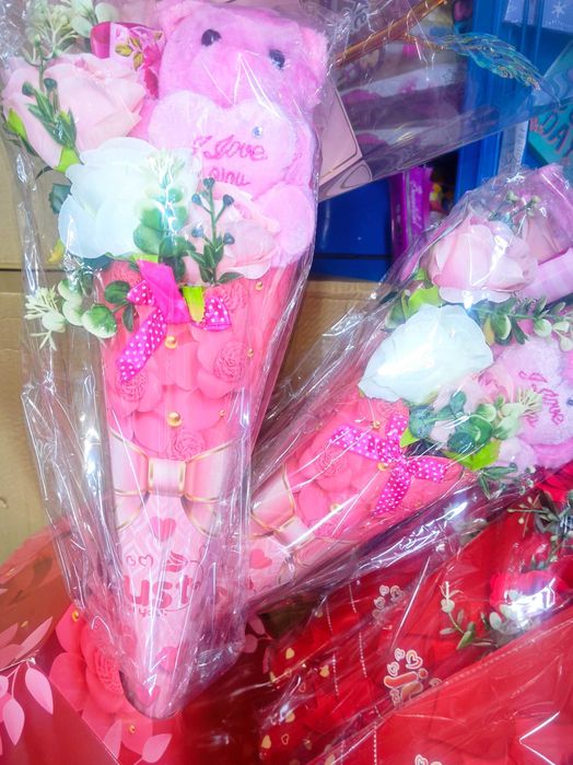 Плюшено мече с рози - подаръчен комплект