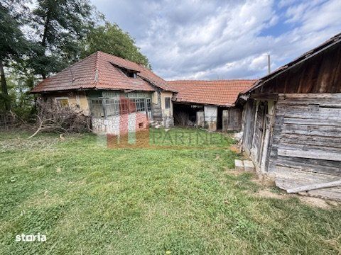 Teren intravilan 3.000 mp cu casă tradițională – Bran, sat Poarta