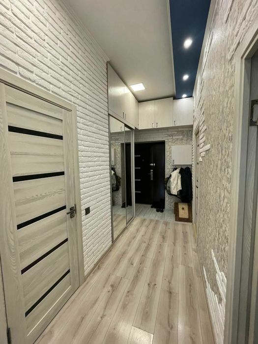 Чиланзар 1 квартал   2 ком  высокопотолочка