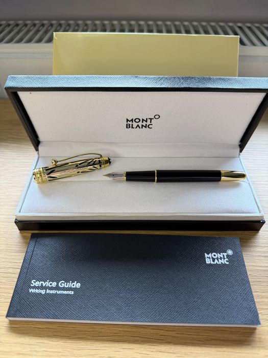 Stilou Montblanc negru si auriu model nou