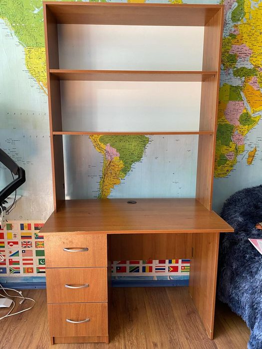 Стол рабочий с полками в очень хорошем состоянии