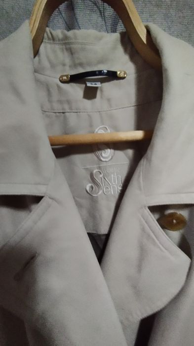 Продаются женские плащи и кардиган.