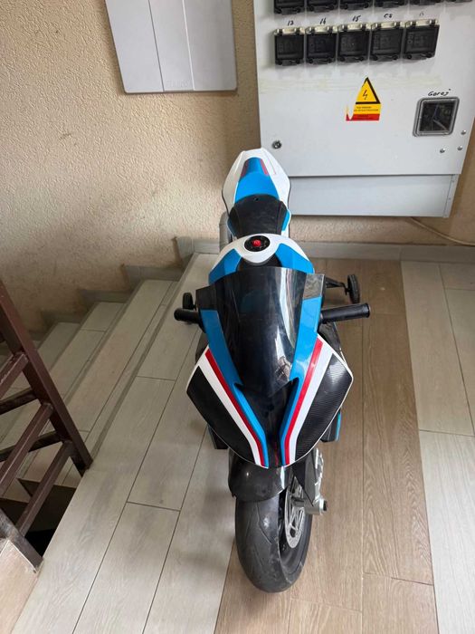 Vând motocicleta BMW copii electrica