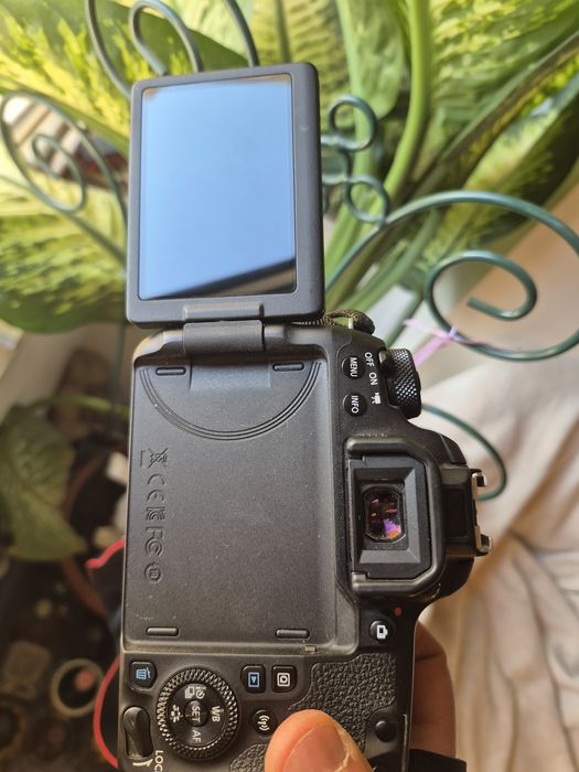 DSLR Canon 77D body