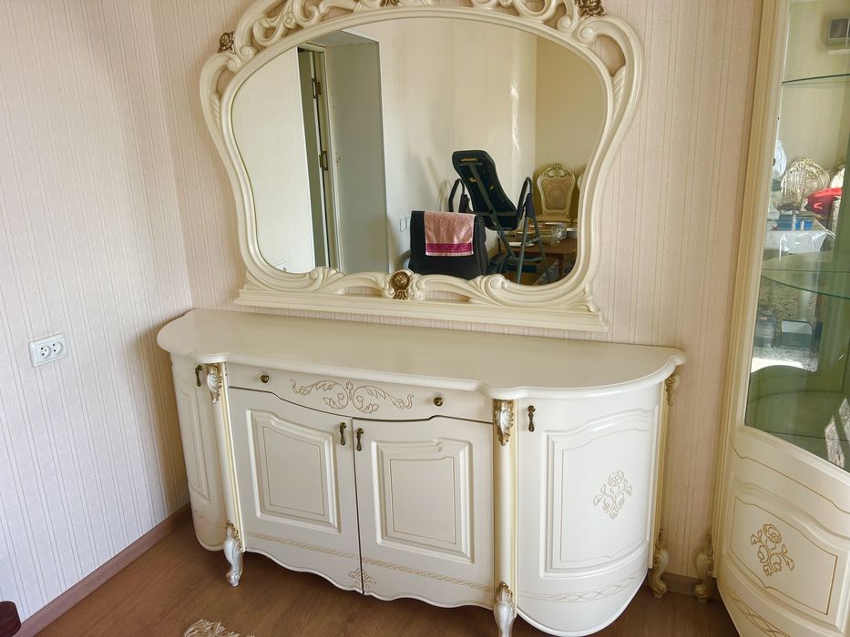 Шкаф горка и зеркало с подставкой