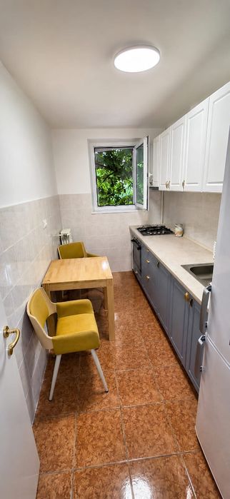 Vand apartament cu 2 camere zona Victoriei