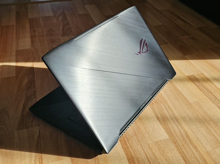 Asus ROG Strix G731GU - 17" - I7 16GB ram 128 SSD + 240