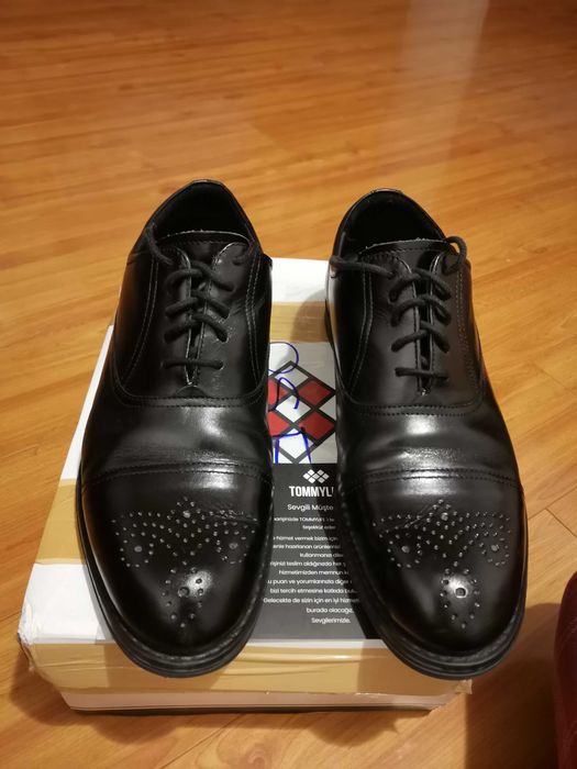 Pantofi model brogue piele, TOMMY ,mar 42 negri ,impecabili