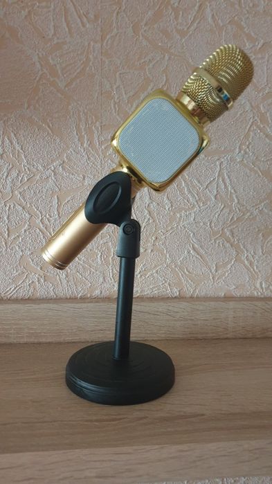 Продам караоке микрофон с подставкой.