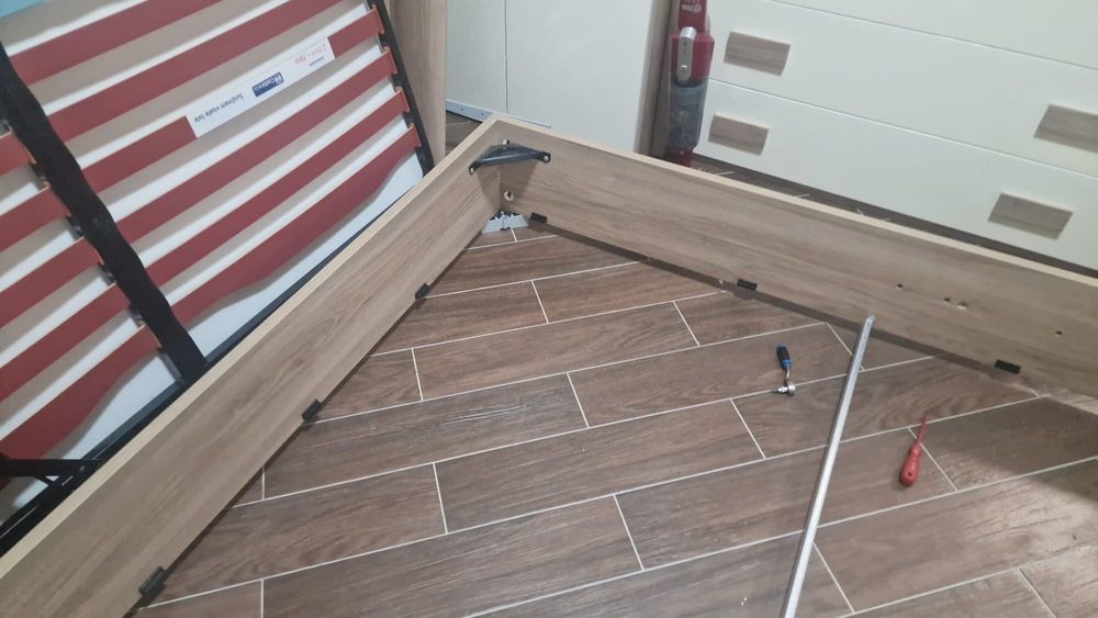 Pat matrimonial cu somiera rabatabila si noptiere