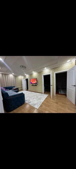 Продам дом с евроремонтом. Двор — брусчатка, есть гараж.