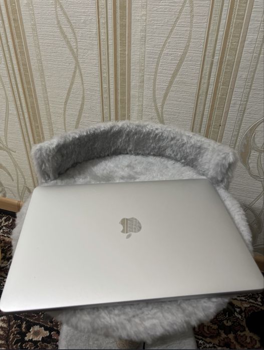 Продам Macbook 2017