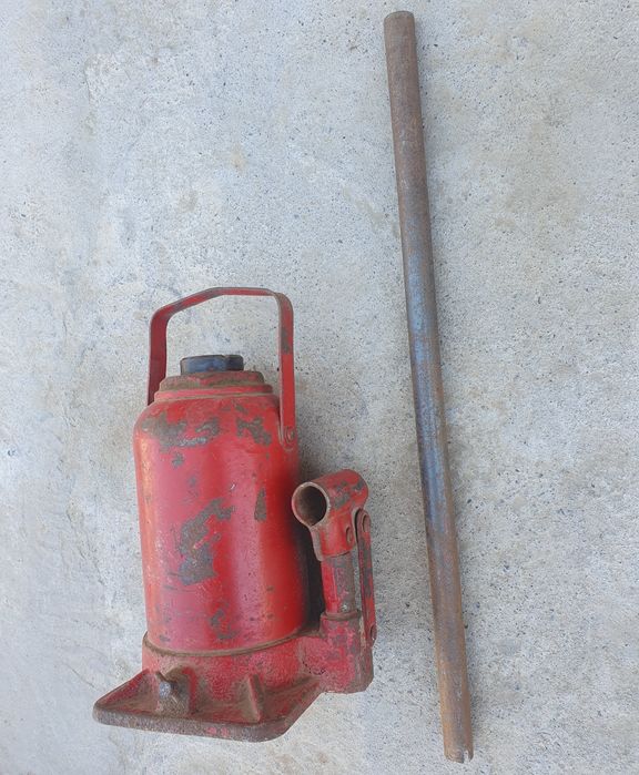 Домкрат. Цена: 15000тг.