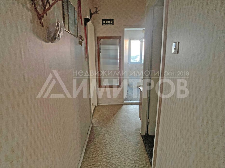 Продава се тристаен апартамент (3+1) 77 кв.м. в саниран блок в гр. Нови пазар в района на Бялта чешма на града.