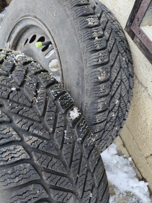 Vând 4 anvelope iarnă cu tot cu jante
