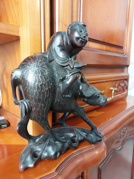 Piesa Decor Deosebita! Bărbat călare pe taur.